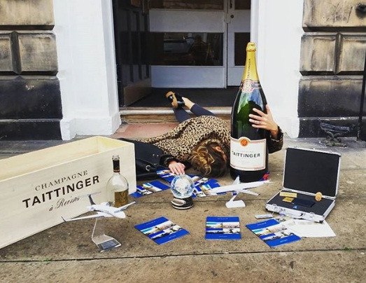 Rượu và đồ uống đắt tiền như một thứ không thể thiếu trong các bữa tiệc của hội con nhà giàu.