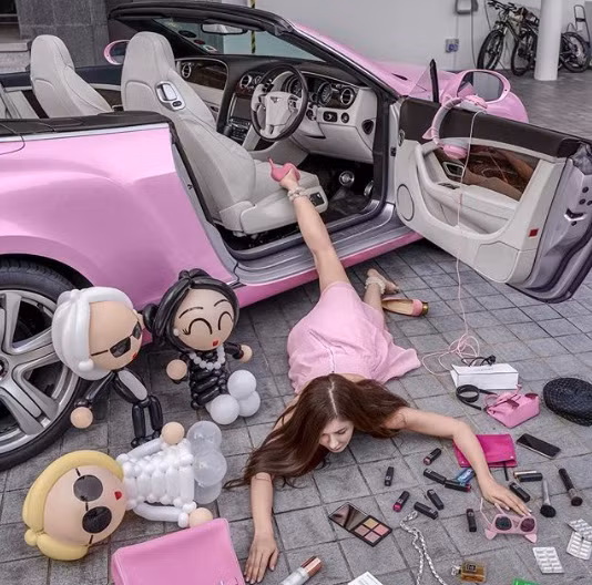 Trào lưu "ngã sấp mặt" để phô trương sự giàu của Hội con nhà giàu thế giới bắt nguồn từ Nga vào khoảng tháng 8.