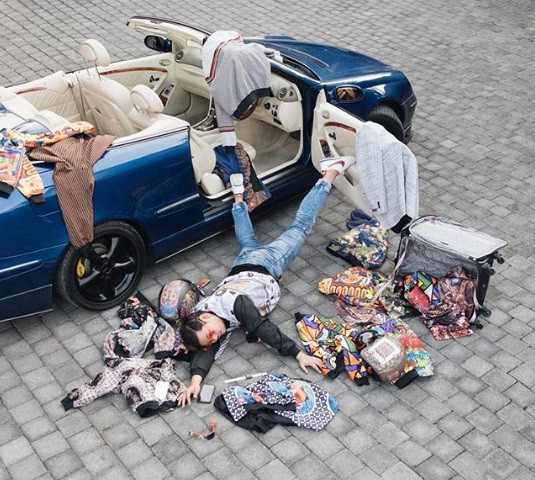 Trên Instagram, có khoảng hơn 50.000 bức ảnh "ngã sấp mặt" khoe hàng hiệu.