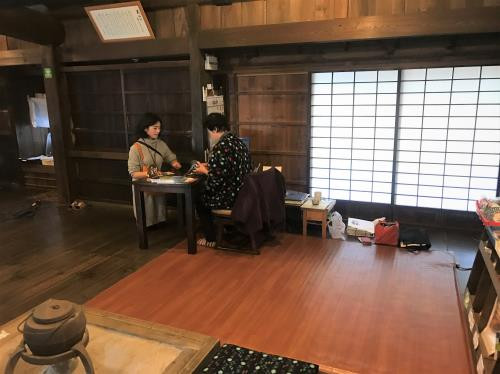 Trong làng có nhiều nhà mở dịch vụ homestay cho khách tham quan. Ảnh: TTXVN.