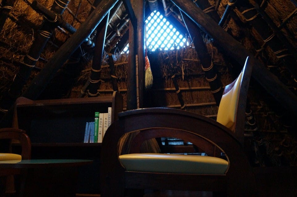 Một căn gác mái là nơi cho du khách đọc sách, thư giãn. Ảnh: Matcha-jp.