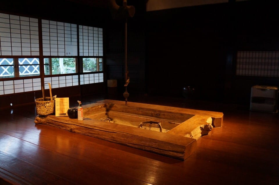 Bên trong nhà còn trưng bày nhiều đồ vật cổ xưa. Ảnh: Matcha-jp.