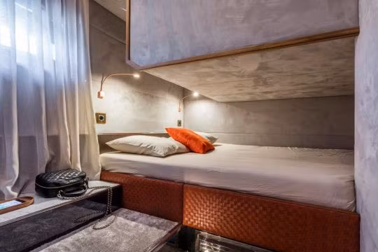 Phòng ngủ kín đáo có khung giường bọc da dệt.