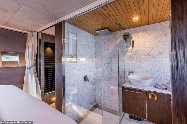 Phòng tắm lát đá cẩm thạch.