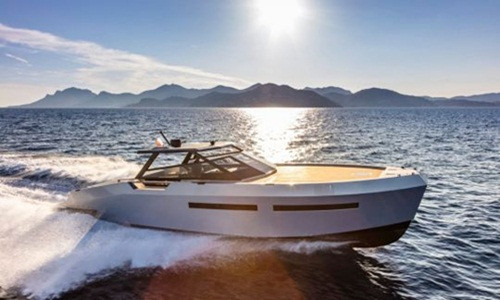 Chiếc du thuyền dài 14 mét với vẻ bề ngoài tối giản và thanh lịch.