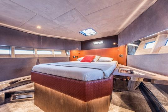 Bên trong siêu du thuyền là nội thất sang trọng với ghế bọc da cao cấp.