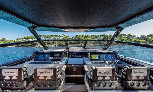 Khoang của thuyền trường có thể chứa được 3 khách.