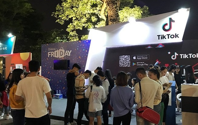 Đáng chú ý, chương trình Online Friday 2018 có thêm sự kiện trải nghiệm công nghệ số và thương mại điện tử được tổ chức trên phố đi bộ Hồ Hoàn Kiếm từ ngày 30/11 đến 9/12. Ảnh: Vietnam+.