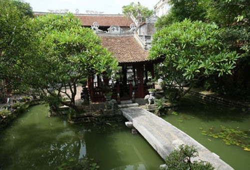 Bên trong Việt Phủ Thành Chương còn có nếp nhà Thuỷ Đình mộc mạc. Ảnh: VOV.