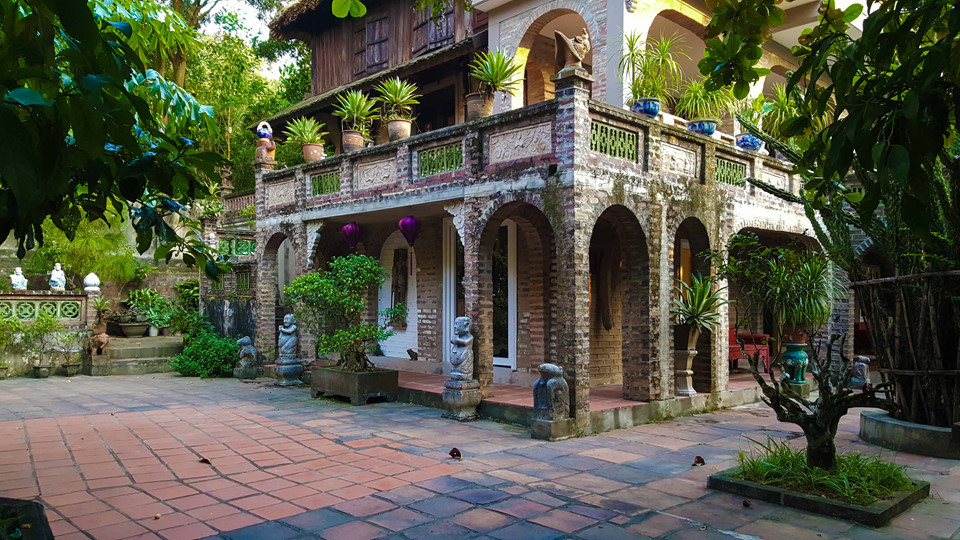 Ngôi nhà sàn bằng gạch dựa theo kiến trúc nhà sàn của người dân tộc Mường ở Hòa Bình. Ảnh: Zing.