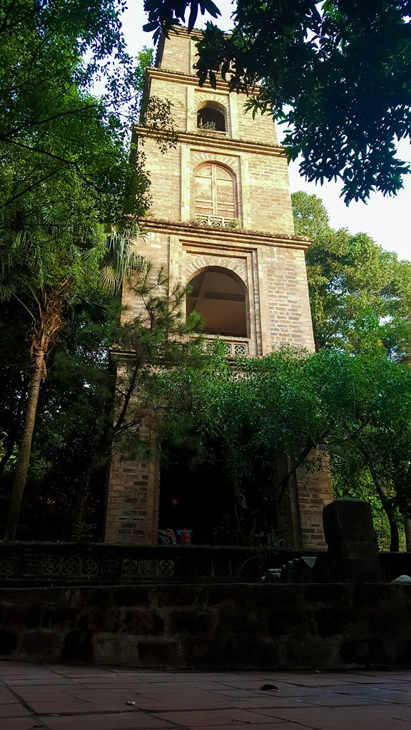 Khu nhà 5 tầng màu trắng với kiến trúc rất tinh tế, ẩn mình dưới vòm mái cong theo lối đình chùa cổ. Ảnh: Zing.