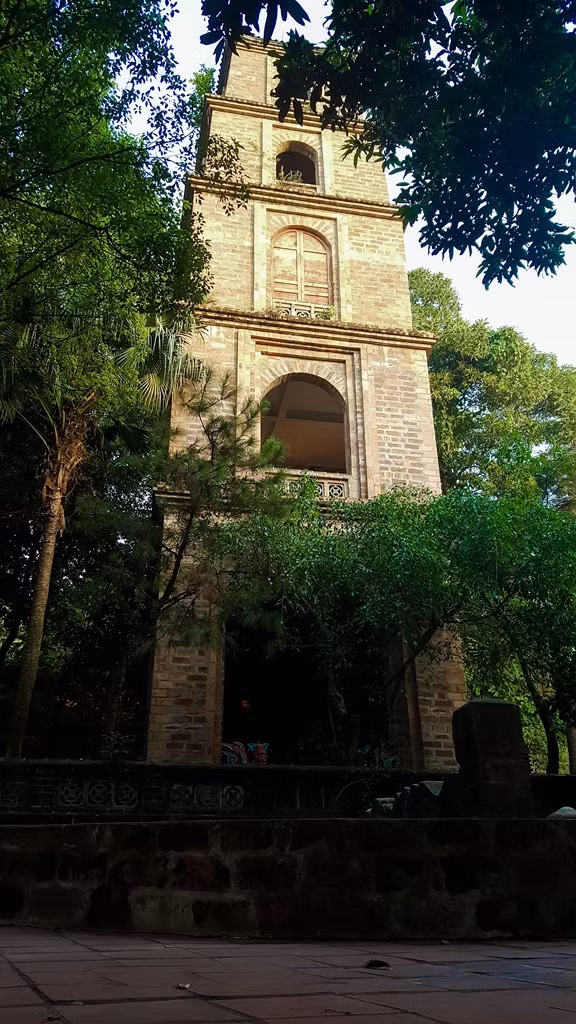 Khu nhà 5 tầng màu trắng với kiến trúc rất tinh tế, ẩn mình dưới vòm mái cong theo lối đình chùa cổ. Ảnh: Zing.