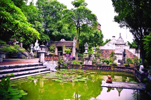 Nằm tại hồ Kèo Cả, xã Hiền Ninh, huyện Sóc Sơn (Hà Nội), Việt Phủ Thành Chương là một địa điểm được họa sĩ Thành Chương xây dựng vào năm 2001. Ảnh: Laodongxahoi.