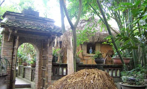 Một góc quê trong Việt phủ của họa sĩ Thành Chương. Ảnh: Vietnamnet.