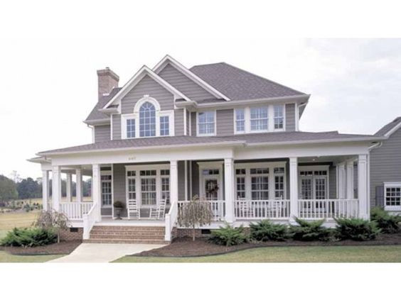 Ngôi nhà mang vẻ đẹp của sự tinh tế hiện đại nhưng vẫn phảng phất nét cổ điển nhờ hệ mái xám lạ mắt. Ảnh: Kientrucsuvietnam.