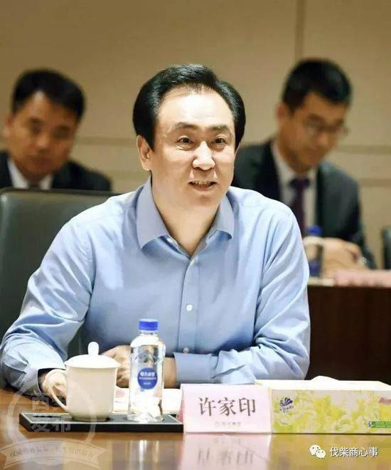 Năm 1982, sau khi tốt nghiệp đại học, ông Hứa Gia Ấn được phân về công tác tại Công ty gang thép Vũ Dương, làm trợ lý quản đốc phân xưởng. Ảnh: Sina.