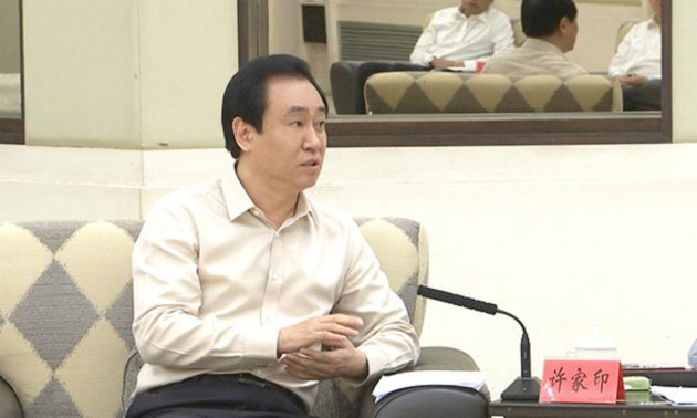 Năm 1996, Hứa Gia Ấn lập ra Tập đoàn Hằng Đại. Tập đoàn này lên sàn chứng khoán Hong Kong năm 2009 và nhanh chóng trở thành doanh nghiệp địa ốc đầu đàn, bán được nhiều diện tích nhà nhất toàn quốc. Ảnh: Xinhua.