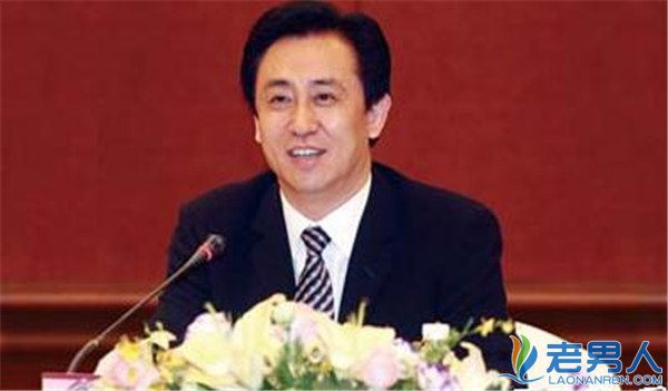 Trước khi trở thành tỷ phú, ông Hứa Gia Ấn từng trải qua tuổi thơ nghèo khổ, gian nan. Khi mới 1 tuổi, ông Hứa trở thành trẻ mồ côi khi mẹ qua đời vì ung thư máu. Ảnh: Laonanren.