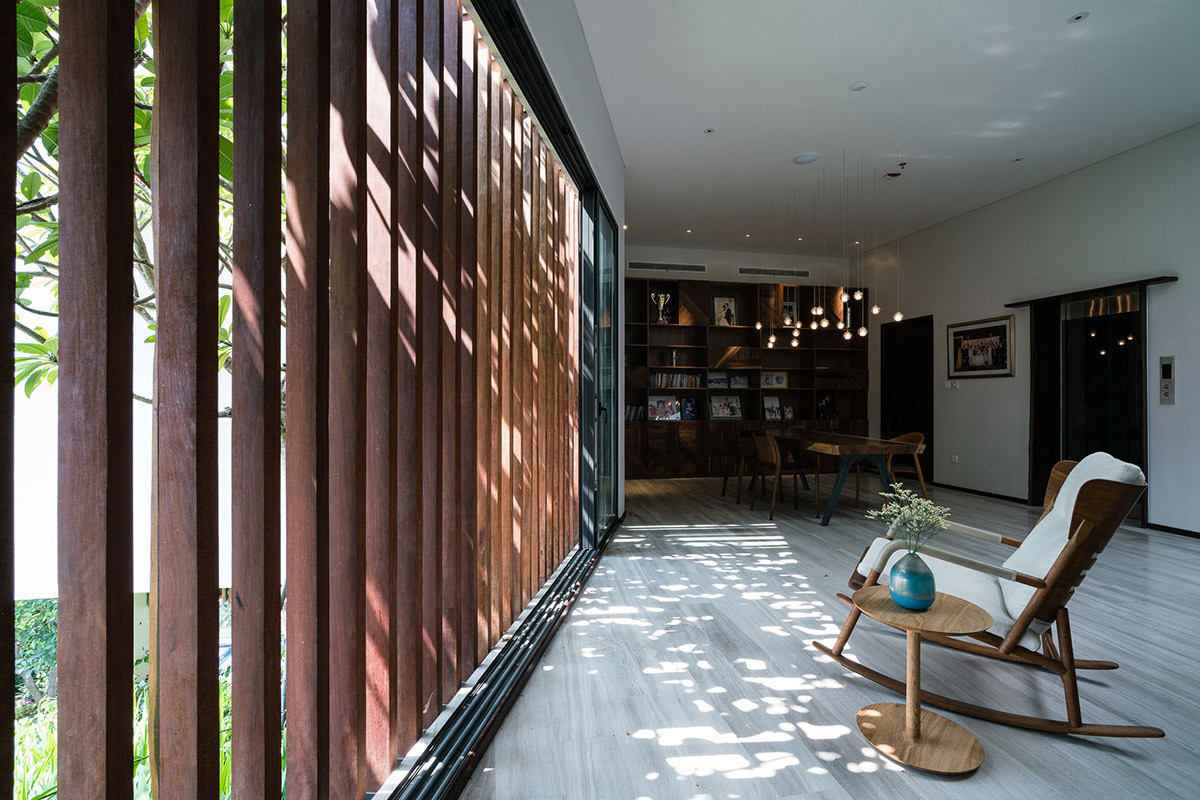 Hệ lam gỗ vừa đảm bảo tính riêng tư vừa giúp ánh nắng xuyên qua.