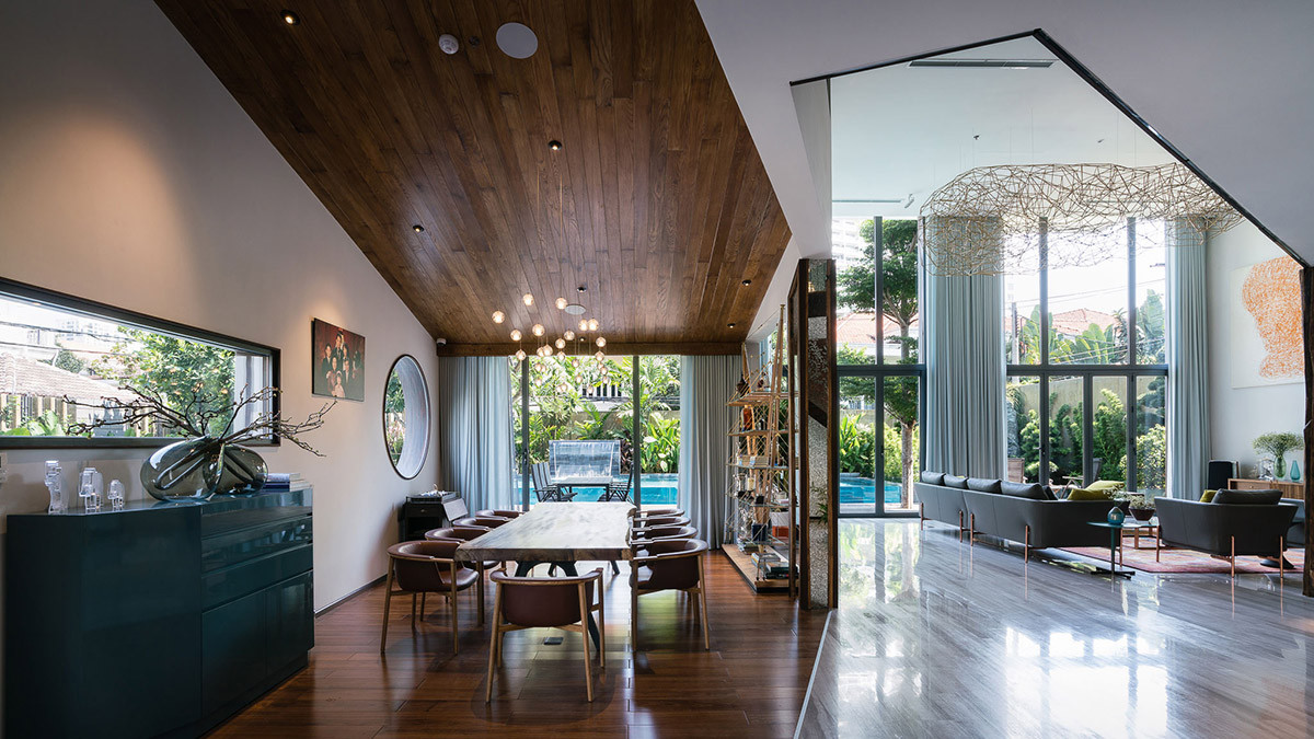 Bàn ăn thông với phòng khách đều có tầm nhìn thoáng ra phía hồ bơi.