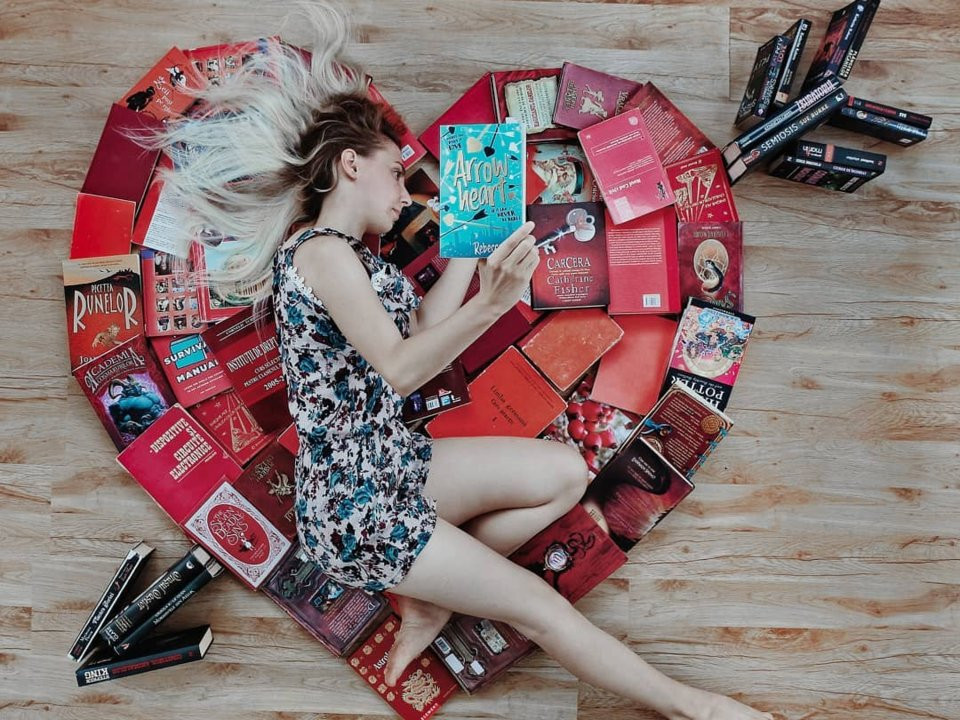 Cô gái xinh đẹp thường sử dụng các biểu tượng quen thuộc với mọi người như bông hoa, trái tim, ngôi sao…, kết hợp những điều nhỏ nhặt từ cuộc sống hàng ngày vào những bức ảnh của mình.