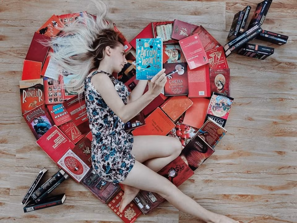 Cô gái xinh đẹp thường sử dụng các biểu tượng quen thuộc với mọi người như bông hoa, trái tim, ngôi sao…, kết hợp những điều nhỏ nhặt từ cuộc sống hàng ngày vào những bức ảnh của mình.