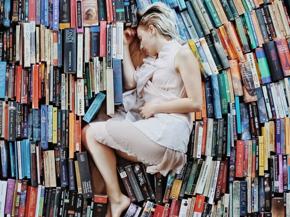 Trên mạng xã hội, cộng đồng xem Elizabeth là người lan truyền tình yêu sách cho thế giới.