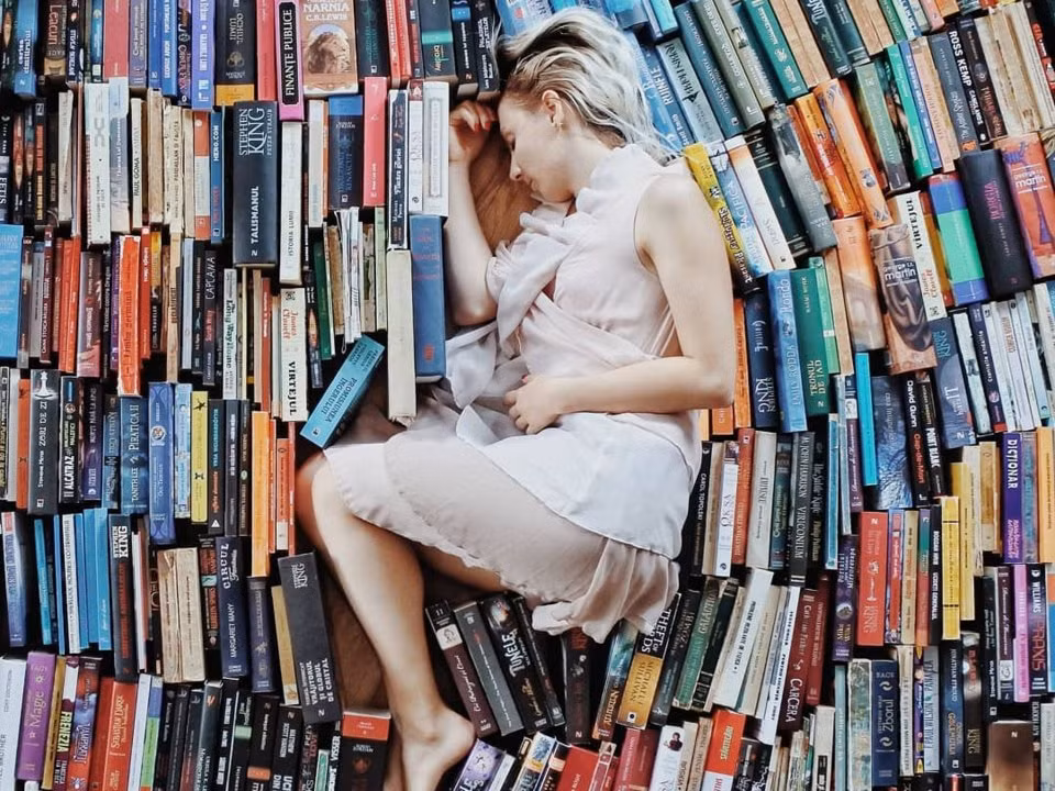 Trên mạng xã hội, cộng đồng xem Elizabeth là người lan truyền tình yêu sách cho thế giới.