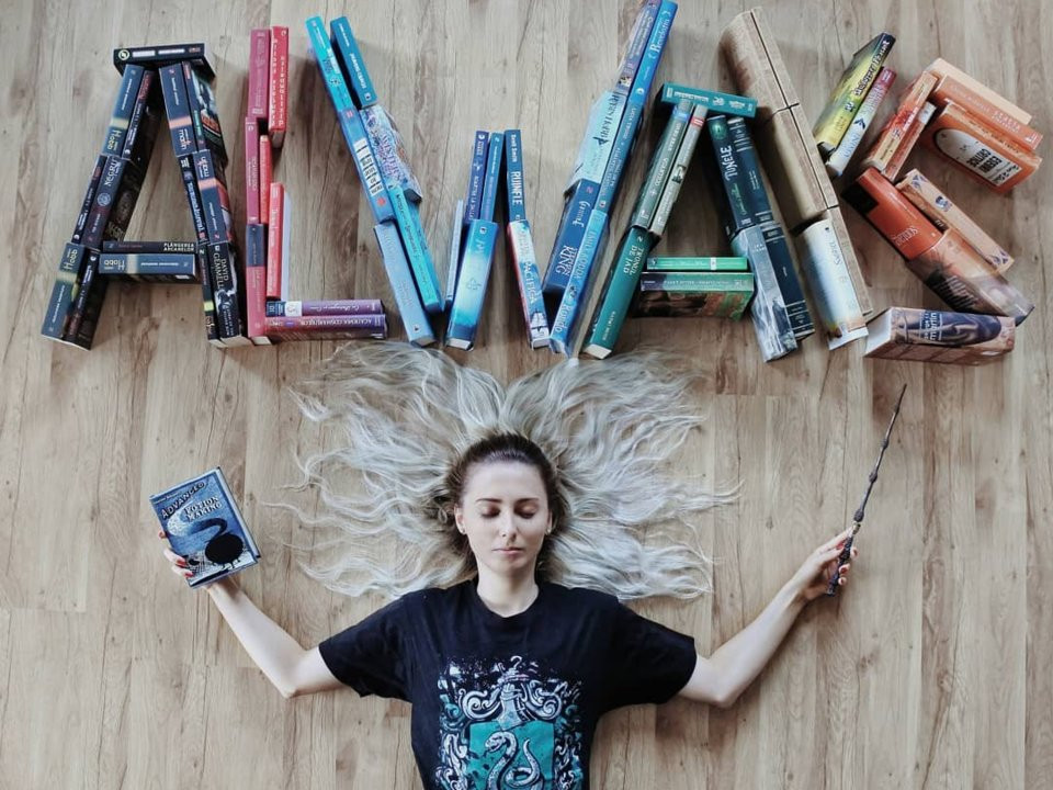 Giống nhiều mọt sách khác, Harry Potter cũng nằm trong danh sách yêu thích của Elizabeth. Cô sử dụng một chiếc đũa thần làm đạo cụ cho bức ảnh.