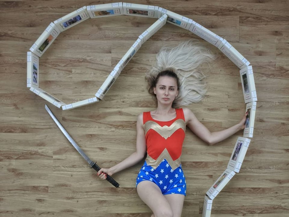 Đọc sách và xem phim kích thích trí tưởng tượng và khả năng sáng tạo của Elizabeth. Đây là bức ảnh khởi đầu cho series nhân vật nữ mạnh mẽ trong văn học.