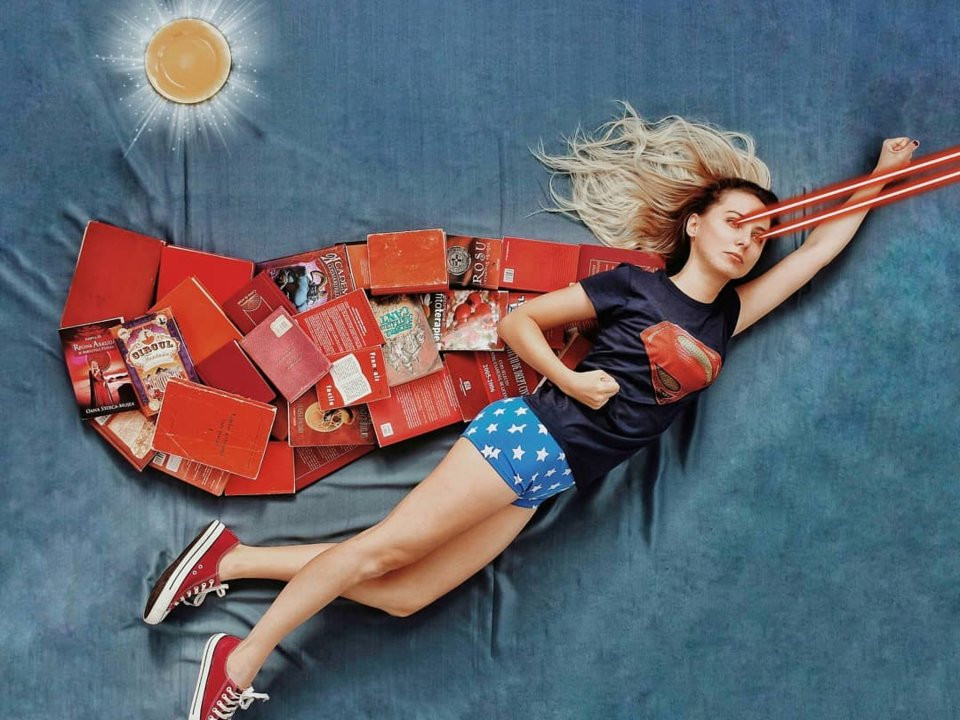 Supergirl khoác tấm áo choàng đỏ rực rỡ.