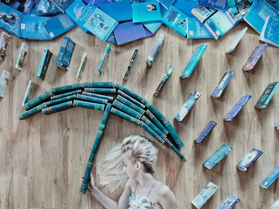 Sở thích đọc sách truyền cảm hứng cho những bức ảnh đầy mê hoặc của Elizabeth. Ngược lại, nhiếp ảnh cũng góp phần khơi dậy và phát triển tình yêu của cô đối với sách.