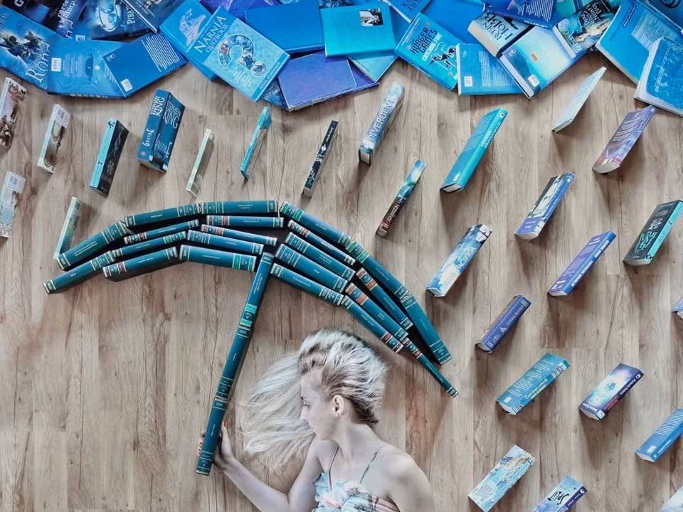 Sở thích đọc sách truyền cảm hứng cho những bức ảnh đầy mê hoặc của Elizabeth. Ngược lại, nhiếp ảnh cũng góp phần khơi dậy và phát triển tình yêu của cô đối với sách.