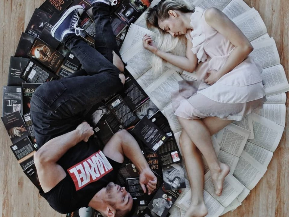 Elizabeth không tự mình tạo ra những bức ảnh. James Trevino, một trong những người bạn thân nhất của cô thường xuyên giúp cô biến ý tưởng thành hiện thực. Cả hai cùng sở hữu một trang Instagram riêng về sách.