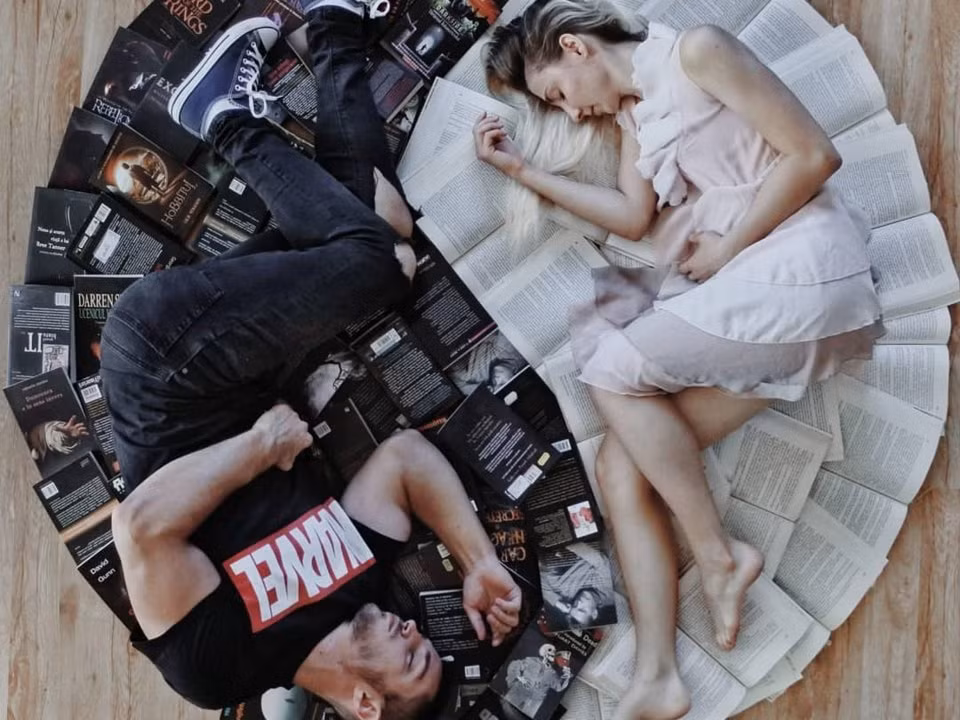 Elizabeth không tự mình tạo ra những bức ảnh. James Trevino, một trong những người bạn thân nhất của cô thường xuyên giúp cô biến ý tưởng thành hiện thực. Cả hai cùng sở hữu một trang Instagram riêng về sách.