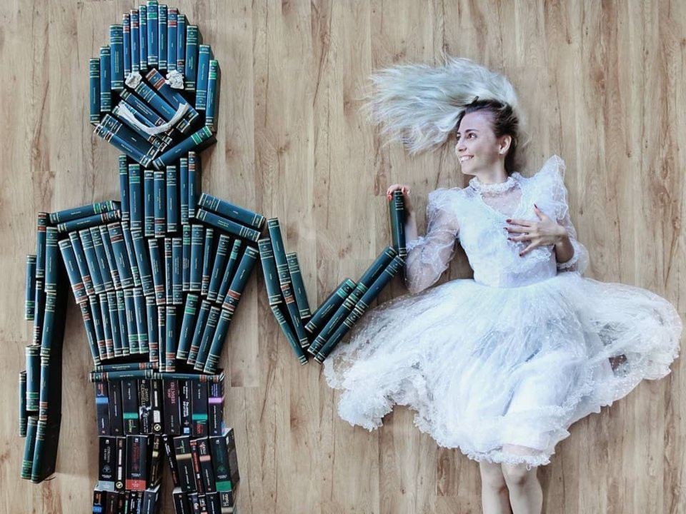 Mỗi khi đăng ảnh, Elizabeth thường viết kèm ghi chú về cuốn sách cô đang đọc.