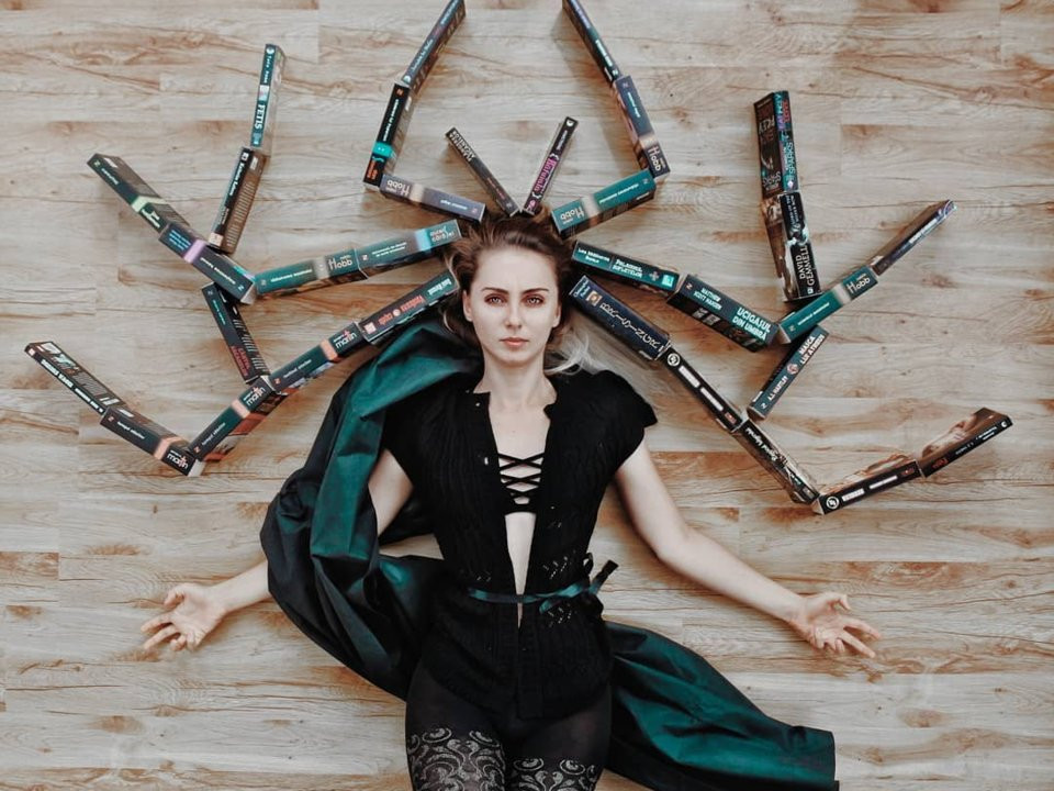 Elizabeth hóa thân vào Hela, nhân vật xuất hiện trong bộ phim siêu anh hùng “Thor: Ragnarok”. Cô cũng từng thể hiện nhiều nhân vật hư cấu khác, bao gồm nữ thần tóc rắn Medusa và Nhân Mã - sinh vật trong thần thoại Hy Lạp.