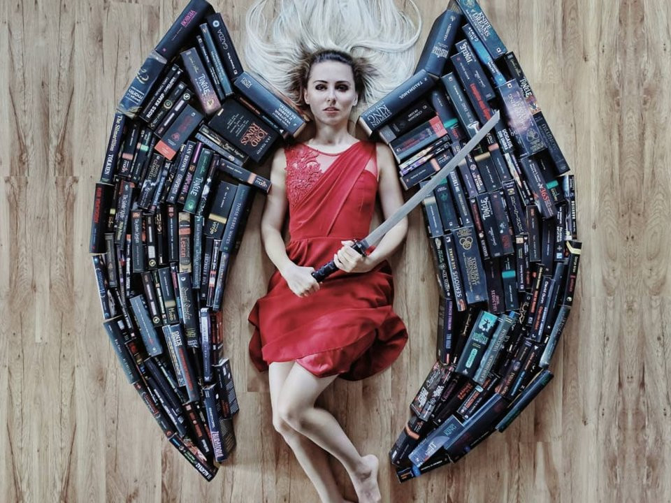 Nữ thần chiến binh Wonder Woman cầm thanh kiếm trên tay.