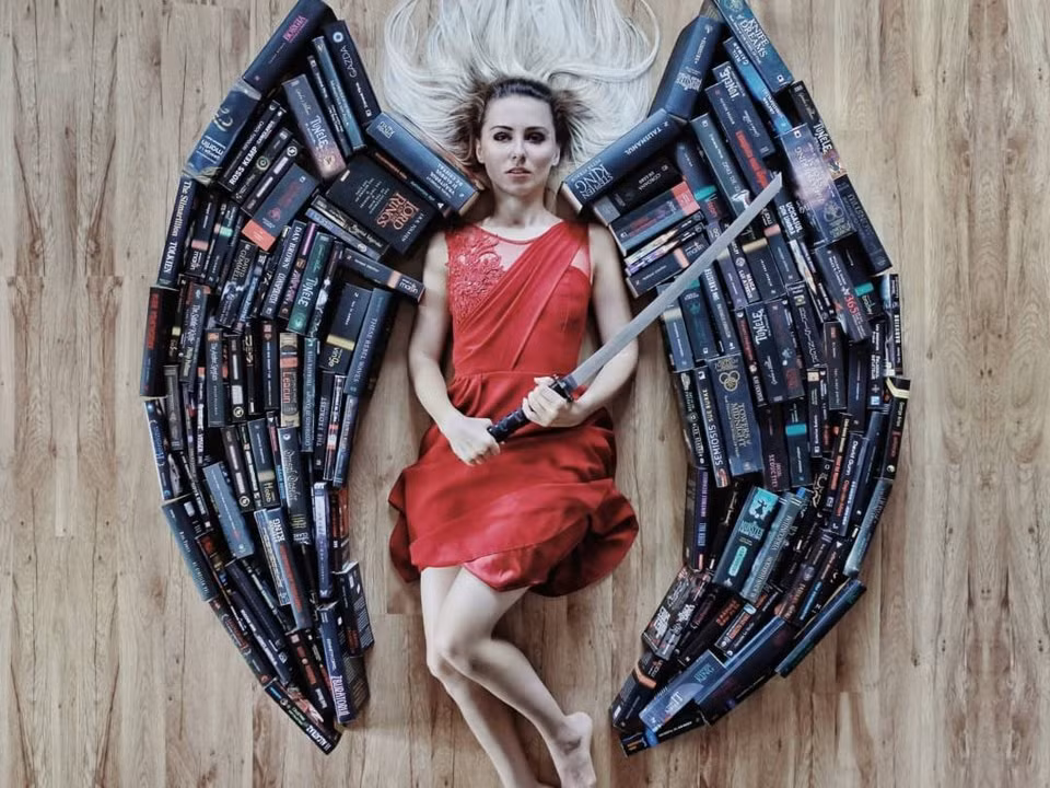 Nữ thần chiến binh Wonder Woman cầm thanh kiếm trên tay.