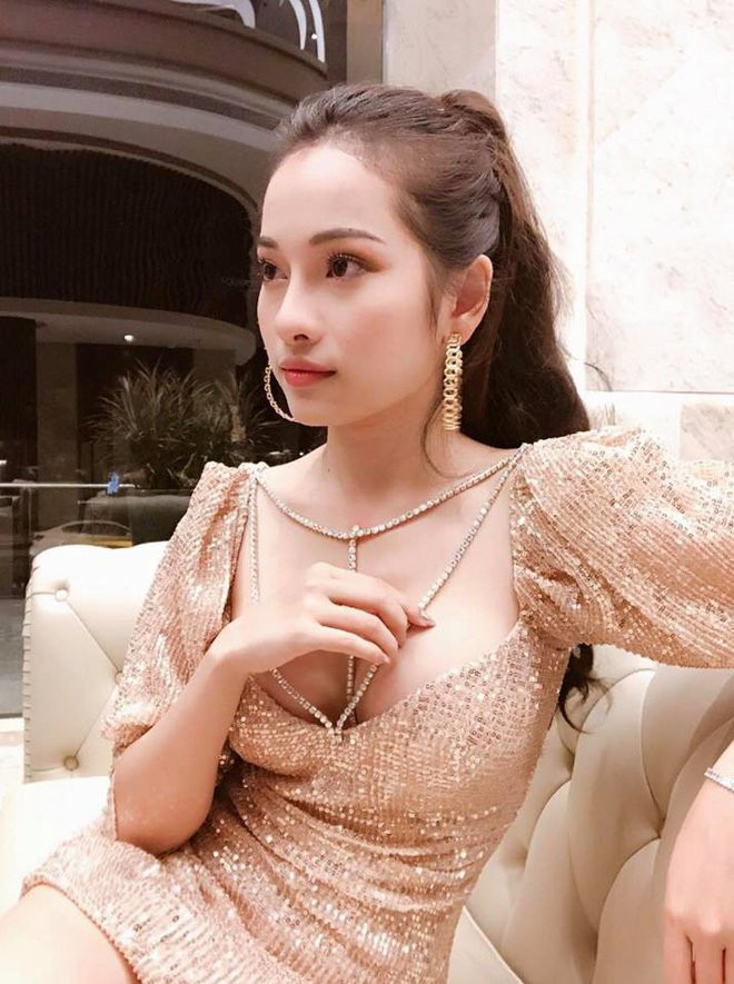 Ngọc Duyên Sara cũng thường chọn lựa cho mình những trang phục khá sexy khi đi diễn.