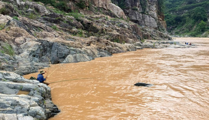 Còn ở Tây Nguyên, khi mùa mưa đến, nước từ thượng nguồn đổ về cũng là lúc cần thủ chuẩn bị cho mùa săn cá lăng. Ảnh: Cadn.