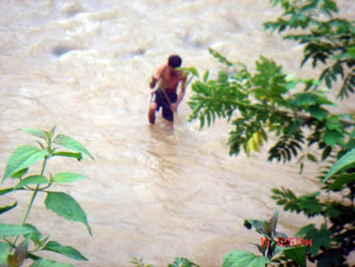 Phong trào săn cá lăng ở miền tây tỉnh Nghệ An cũng từng phát triển mạnh. Nhiều người bỏ cả ruộng nương lao vào cơn sốt cá lăng. Ảnh: Cadn.