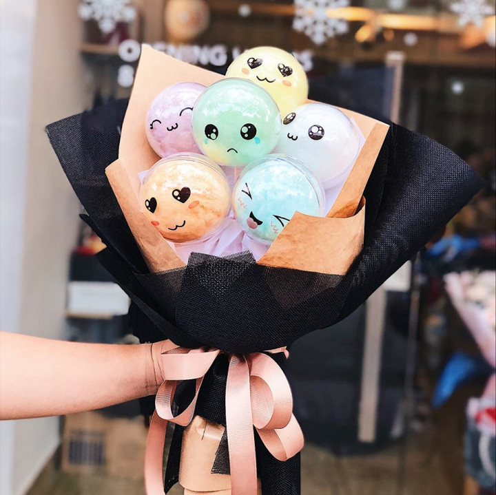 Các bó hoa ăn được có giá từ 600.000 đồng trở lên, tùy theo loại hoa, bánh kẹo hay trái cây bó kèm. Ảnh: Phunuvietnam.