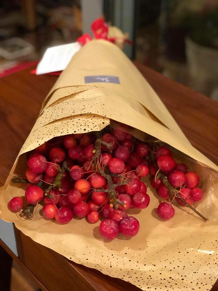 Bó hoa từ những trái táo nhập khẩu có thời điểm "cháy hàng". Ảnh: Phunuvietnam.