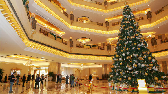 Giáng sinh 2016, khách sạn xa xỉ Emirates Palace tại Abu Dhabi hotel (Các tiểu vương quốc Ả Rập Thống nhất), ra mắt cây thông được cho là đắt nhất thế giới, trị giá hơn 11 triệu USD. Ảnh: Guinness World Records.