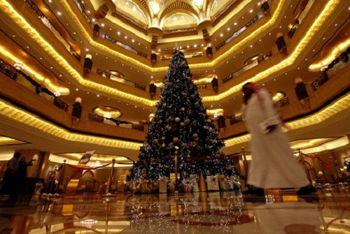 Cây thông Noel cao 13m, được trang trí với 181 viên kim cương, ngọc trai, ngọc lục bảo, ngọc bích và các loại đá quý khác. Ảnh: Getty Images.