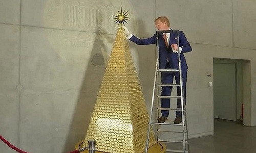 Cây thông được làm từ hơn 2.000 đồng xu bằng vàng, cao 3 mét. Ảnh: Reuters.