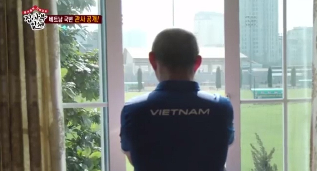 Trong phòng có một cửa sổ lớn nhìn sân tập luyện tại Trung tâm đào tạo trẻ của VFF. Khi các đội tới đây luyện tập, thầy Park có thể quan sát rồi phân tích lối chơi của họ.