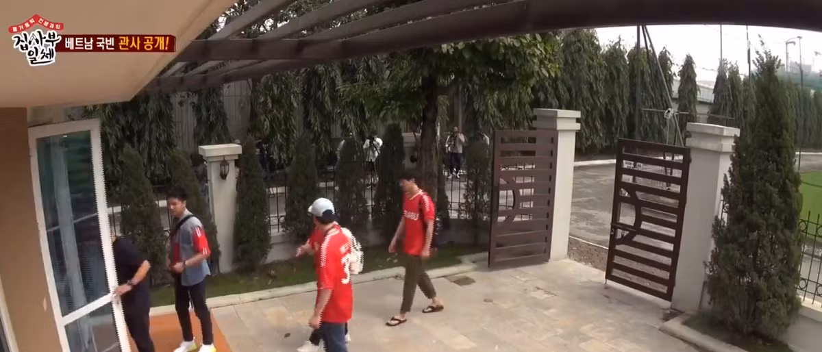 Phía trước của căn biệt thự là khoảng sân rộng, có thể tổ chức tiệc nhỏ.