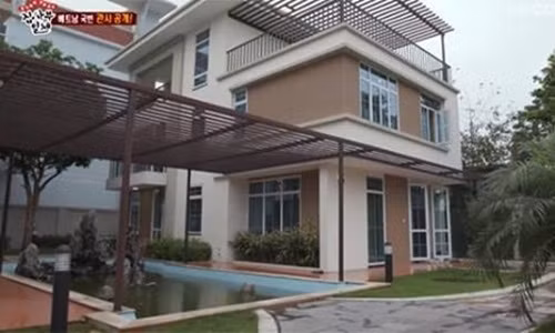 Biệt thự xây 3 tầng khá rộng rãi, có bể bơi bên ngoài.